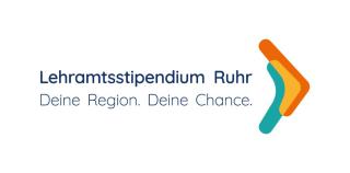 Zwei stilisierte Pfeilspitzen mit rechtsgeneigter Ausrichtung in blau und rot verschmelzen zu einer gelben Schnittmenge neben dem Schriftzug "Logo Lehramtsstipendium Ruhr Deine Region. Deine Chance." 