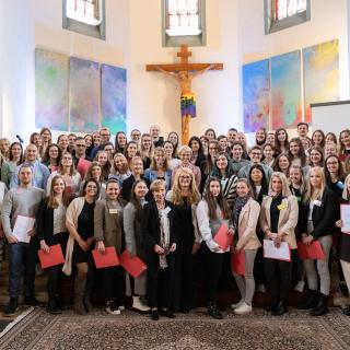 Gruppenbild der frisch vereidigten Referendare in der Christuskirche in Düsseldorf.