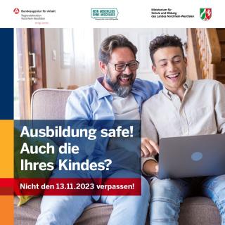 Banner mit dem Bild eines Vaters und seines Sohnes, die lächelnd gemeinsam in einen geöffneten Laptop blicken. Darüber sind die Logos der Bundesagentur für Arbeit sowie des Ministeriums für Schule und Bildung des Landes NRW zu erkennen. Über dem Bild liegt der Text "Ausbildung safe! Auch die Ihres Kindes? Nicht den 13.11.2023 verpassen!"