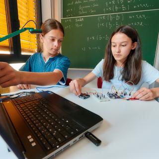 Zwei Schüler arbeiten an einem Schaltkreis.