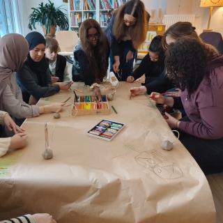 Eine Gruppe aus angehenden Erzieherinnen und Erziehern arbeitet mit Literatur und Assoziationen dazu.