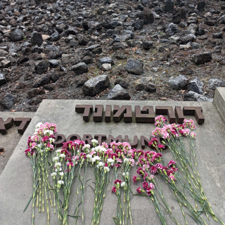 Gedenkstein für die Opfer aus Dortmund, die im Konzentrationslager Belzec ermordet wurden. Auf dem Gedenkstein liegen Blumen.