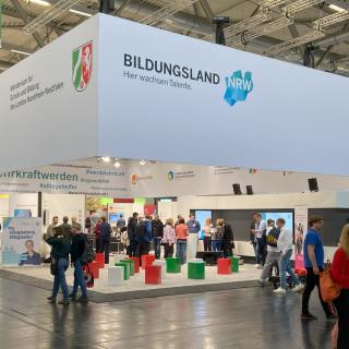 Stand des Schulministeriums NRW auf der didacta 2024 in einer Messehalle der Köln Messe