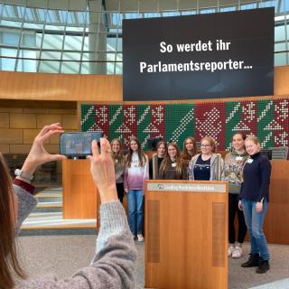 Eine Gruppe Parlamentsreporterinnen lässt sich im Landtag fotografieren.