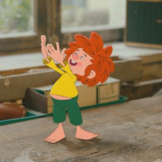 Pumuckl steht auf einem Holztisch