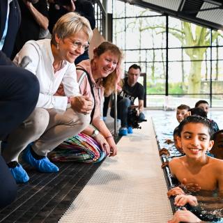 Schulministerin Dorothee Feller und Andrea Milz, NRW-Staatssekretärin Staatssekretärin für Sport und Ehrenamt, beim Besuch eines Ferienschwimmkurses in Münster 