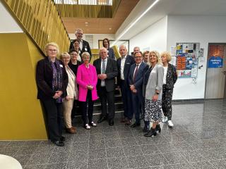 Gruppenbild mit Ministerin Feller und Ministerin Laumann bei ihrem Besuch des Franz-Jürgens-Berufskollegs in Düsseldorf (16. April 2024)