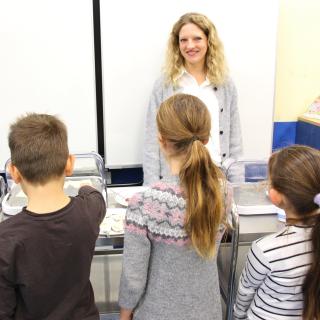 Schülerinnen und Schüler der Grundschule Jürgens Hof nehmen an der brotZeit teil.