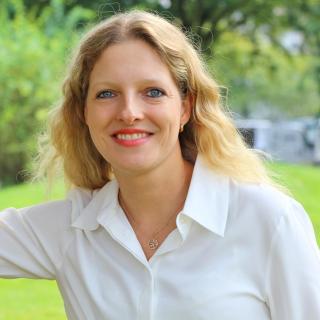 Portrait der Schulleiterin Kira Heuer