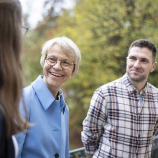 Vereidigungsfeier 2024: Schulministerin Dorothee Feller ist im Gespräch mit Lehramtsanwärterin Carlotta Reibiger und Lehramtsanwärter Fabian Bless.