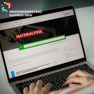 Blick auf einen Laptop. Auf dem Bildschirm ist der Materialpool des Medienkompetenzrahmens NRW zu sehen.