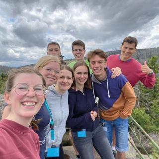 Teilnehmende der Deutschen SchülerAkademie unternehmen eine Exkursion in die Natur.