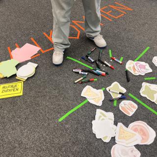 Schülerinnen und Schüler arbeiten gemeinsam am Thema Ernährung in einem Workshop von "Your Vision Schule NRW".