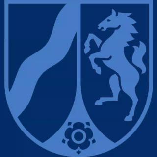 Wappen des Landes Nordrhein-Westfalen in Hellblau vor dunkelblauem Hintergrund.