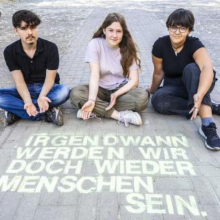 Am Anne Frank Tag erinnern Schulen aus ganz Deutschland an Anne Frank und die Verbrechen in der Zeit des Nationalsozialismus.