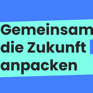Schriftzug in schwarzer, fetter Schrift auf einem hellblauen, leicht versetzten Hintergrund: 'Gemeinsam die Zukunft anpacken'. Der Hintergrund des Bildes ist blau.