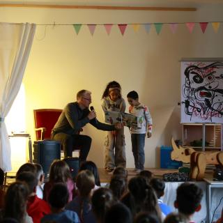 Schülerinnen und Schüler haben eine Lesung organisiert.