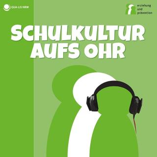 Logo des Podcasts der QUA-LiS NRW mit dem Schriftzug "Schulkultur aufs Ohr"