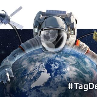 Ein Astronaut umarmt die Erde.