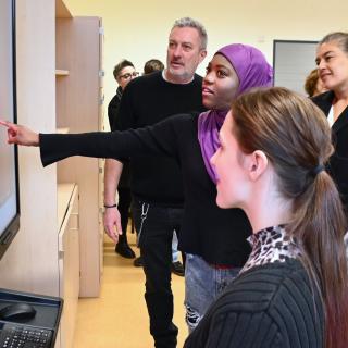 Schülerinnen und Schüler präsentieren der US-Generalkonsulin ihren Beitrag zum Wettbewerb "Fake News?!".