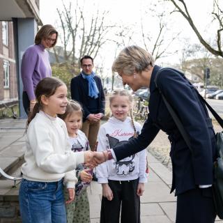 Ministerin Feller wird an der Bonifatiusschule von Veronica, Kira und Sima begrüßt.