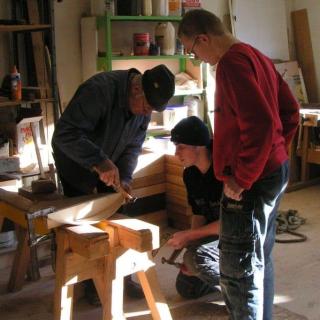 Zwei Schüler arbeiten in Rahmen von "denkmal aktiv" in einer Tischlerei.