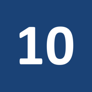 Die Zahl 10 in weißer Farbe auf blauem Grund.
