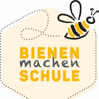 Eine schematisch dargestellte Bienen fliegt über den Schriftzug "Bienen machen Schule".