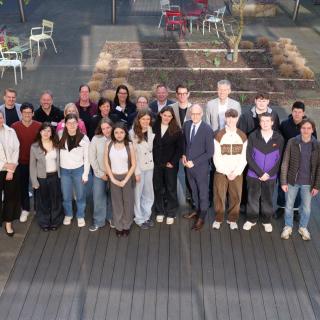 Schülerinnen und Schüler mit Mentorinnen und Mentoren im Innenhof des MSB NRW