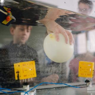 Einige Schüler experimentieren mit Wasser.