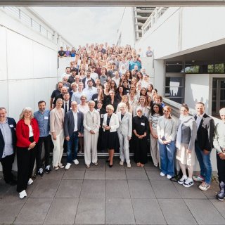 Gruppenbild: Ministerin Feller, Projektpartnerinnen und Projektpartner, Lehramtsstipendiatinnen und Lehramtsstipendiaten.