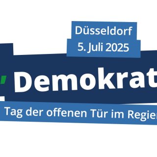 Schriftzug "Hey, Demokratie! Düsseldorf, 5. Juli - Tag der offenen Tür im Regierungsviertel