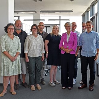 Gruppenbild: Ministerin Feller mit den Preisträgerinnen und Preisträgern des Deutschen Lehrkräftepreises 2025 (18. Juni 2025)