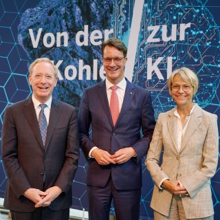 Ministerpräsident Wüst, Vice Chair and President von Microsoft Smith und Schulministerin Feller