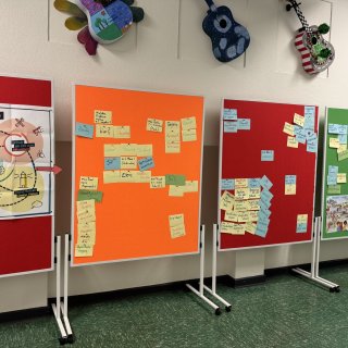 Schülerinnen und Schüler haben ihre Ideen auf bunten Pinnwänden gesammelt. 