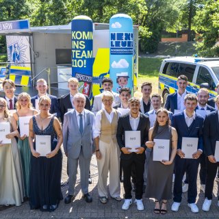 Gruppenbild: Ministerin Feller und Minister Reul mit Absolventinnen und Absolventen der FOS Polizei (30. Juni 2025 in Herzogenrath)