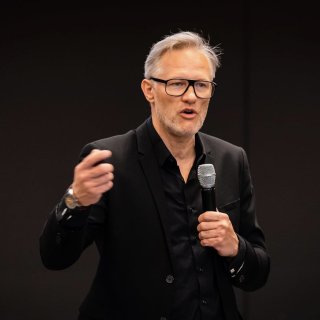 Prof. Dr. Stephan Gerhard Huber hält einen Vortrag.