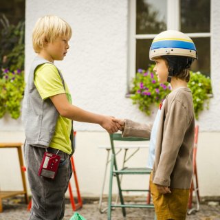 Die zwei Außenseiter Rico und Oskar lernen sich kennen und freunden sich an.