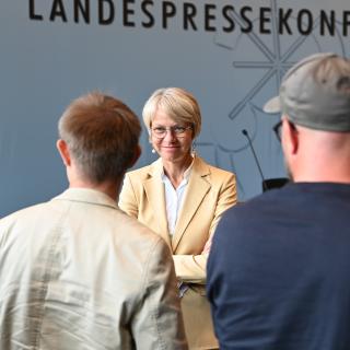 Ministerin Feller gibt ein Interview vor der Kamera im Rahmen der Schuljahresauftakt-Pressekonferenz. (22. August 2025)