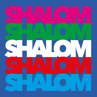 "Shalom" steht in fünf unterschiedlichen Farben auf blauem Hintergrund geschrieben.
