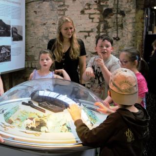 Schülerinnen und Schüler der Wilhelm-Hartschen-Schule in Solingen lernen die Gesenkschmiede Henrichs kennen.