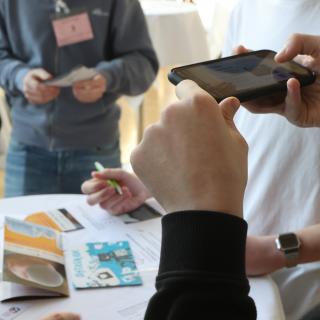 Schülerinnen und Schüler sind beim Jugendmedientag im Landtag auch mit ihren eigenen Handys aktiv.