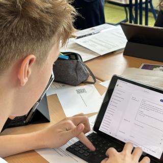 An der Friedrich-Albert-Lange-Schule Solingen wird mit KI gearbeitet.