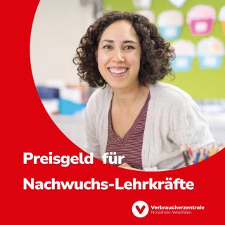 Eine junge Lehrerin im Klassenzimmer lächelt in die Kamera.