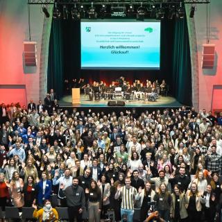 Gruppenbild der Vereidigungsfeier von Referendarinnen und Referendaren in Gelsenkirchen.