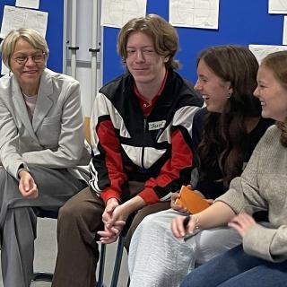 Ministerin Feller im Gespräch mit Schülerinnen und Schülern des Rudolph-Brandes-Gymnasiums Bad Salzuflen