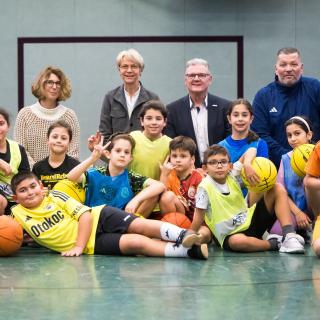 Gruppenbild mit Ministerin Feller und Schülerinnen und Schülern der GGS Kunterbunt Duisburg 