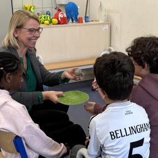Schulsozialarbeiterin Kirsten Herr mit Schülerinnen und Schülern der Astrid-Lindgren-Grundschule Mühlheim.