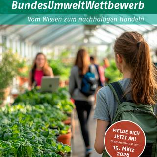 Junge Menschen gehen durch ein Gewächshaus.