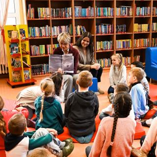 Ministerin Feller mit Schülerinnen und Schülern der Kardinal-von-Galen-Grundschule Werne